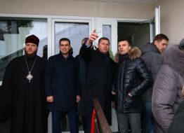 Gleb Prygunov hands over the keys to the apartment soldier