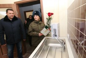Gleb Prygunov hands over the keys to the apartment soldier