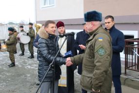 Gleb Prygunov hands over the keys to the apartment soldier