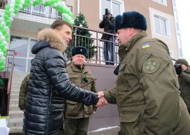 Gleb Prygunov hands over the keys to the apartment soldier