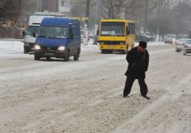 Чоловік переходить через дорогу