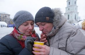 Чоловік і жінка п'ють чай