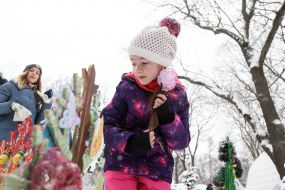 Девочка рассматривает новогодние елки