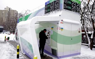 Automatic container gas station