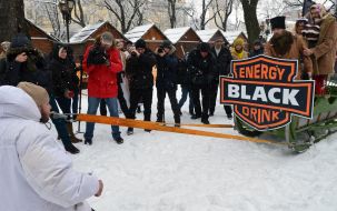 Oleg Skavysh pulling teeth sled with people