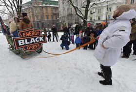 Oleg Skavysh pulling teeth sled with people