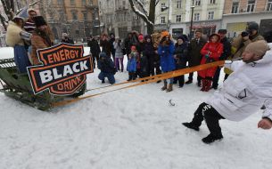 Oleg Skavysh pulling teeth sled with people