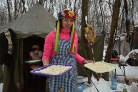 Volunteers congratulated servicemen with holidays