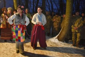 Volunteers congratulated servicemen with holidays