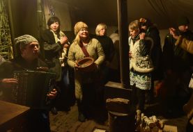 Volunteers congratulated servicemen with holidays