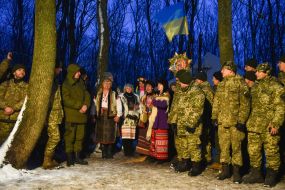 Volunteers congratulated servicemen with holidays