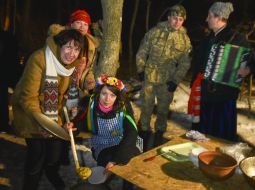 Volunteers congratulated servicemen with holidays