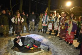 Volunteers congratulated servicemen with holidays