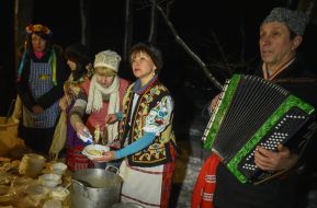 Volunteers congratulated servicemen with holidays