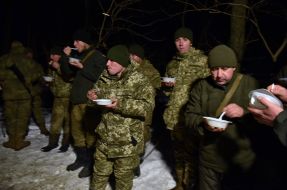 Volunteers congratulated servicemen with holidays