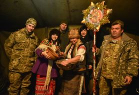 Volunteers congratulated servicemen with holidays