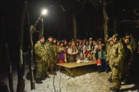Volunteers congratulated servicemen with holidays
