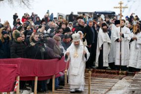 Митрополит Онуфрий освящает прорубь