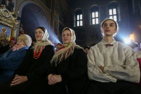 People listen to Christmas carols