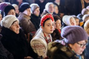 People listen to Christmas carols