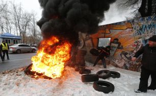 Owners of cars with foreign registration set fire to tires