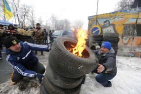 Owners of cars with foreign registration set fire to tires