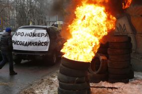 Owners of cars with foreign registration set fire to tires