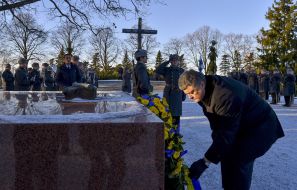 Petro Poroshenko lays flowers