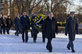 Petro Poroshenko lays flowers