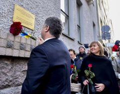 Petro Poroshenko lays flowers