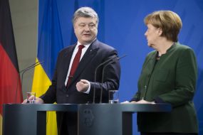 Petr Poroshenko and Angela Merkel