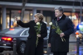 Petr Poroshenko and Angela Merkel