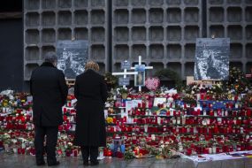 Petr Poroshenko and Angela Merkel
