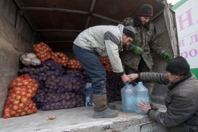 Businessmen gave food to residents of Avdeevkа