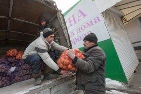 Businessmen gave food to residents of Avdeevkа