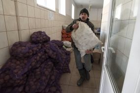 Businessmen gave food to residents of Avdeevkа