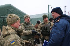 Сотрудник ГСЧС и военнослужащие