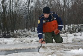 Rescuers blow up the ice on the river
