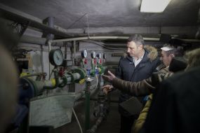 Vitali Klitschko during an inspection of a dwelling house
