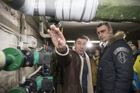 Vitali Klitschko during an inspection of a dwelling house