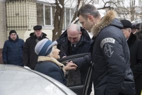 Vitali Klitschko communicating with the locals
