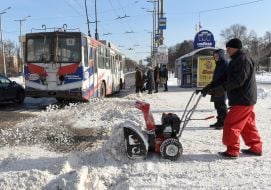 Ручна снігоприбиральна машина