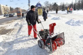 Ручна снігоприбиральна машина