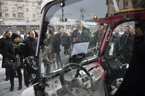 Vacuum sweeper garbage collection