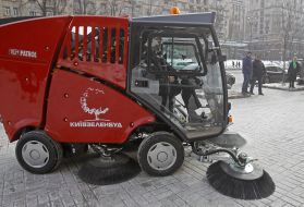 Vacuum sweeper garbage collection