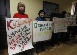 Activists oppose the construction of the Heroes Dnieper 