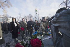 The ceremony of laying flowers
