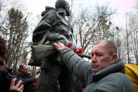 Laying flowers at the monument to soldiers-internationalists