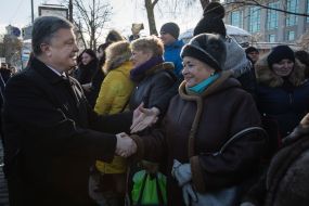 Петр Порошенко общается с людьми