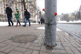 Flowers on the spot death of Heroes Hundreds of Heaven